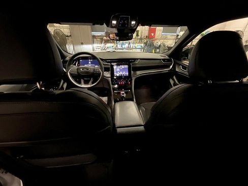 Used 2023 Jeep Grand Cherokee Altitude image 3