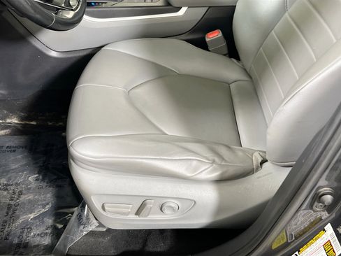 Used 2020 Toyota Highlander XLE image 18