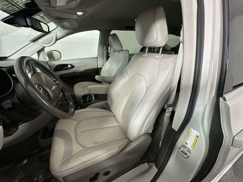Used 2020 Chrysler Pacifica Touring-L w/ Tire & Wheel Group image 11