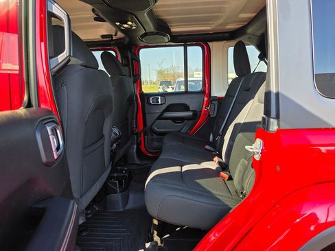 Used 2020 Jeep Wrangler Unlimited Sahara image 30