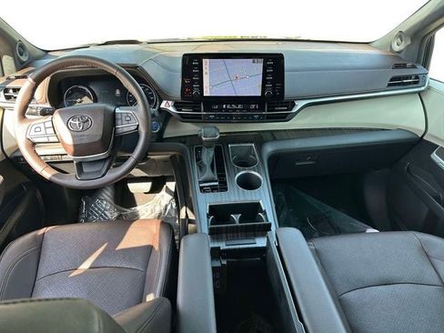 Used 2023 Toyota Sienna Platinum AWD/4WD image 24