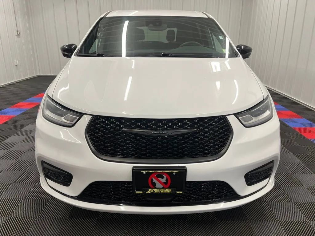 Used 2024 Chrysler Pacifica Limited FWD image 9
