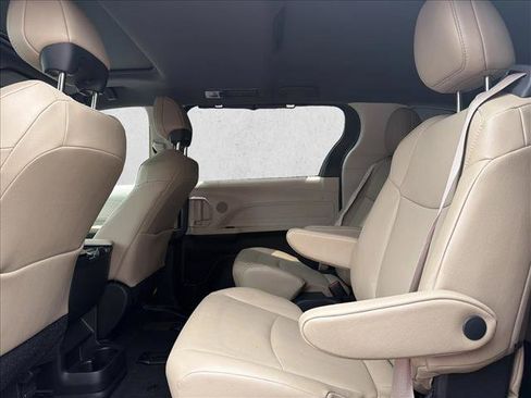 Used 2024 Toyota Sienna XLE AWD/4WD image 23
