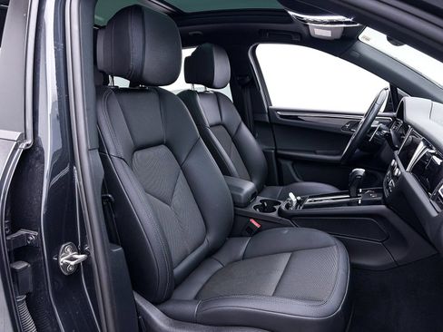 Used 2024 Porsche Macan AWD/4WD image 38