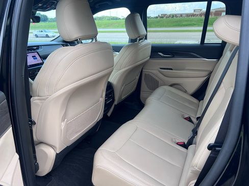 Certified 2025 Jeep Grand Cherokee Limited w/ Trailer Tow Package AWD/4WD image 19
