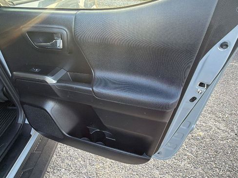 Used 2020 Toyota Tacoma TRD Sport AWD/4WD image 19