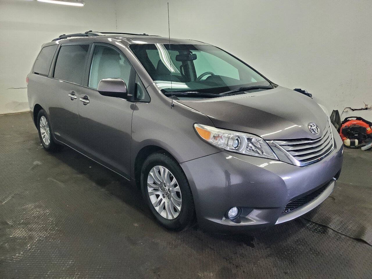 Used 2013 Toyota Sienna XLE w/ Entertainment Pkg FWD image 3