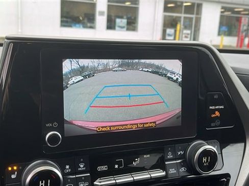 Certified 2023 Toyota Highlander XLE image 16