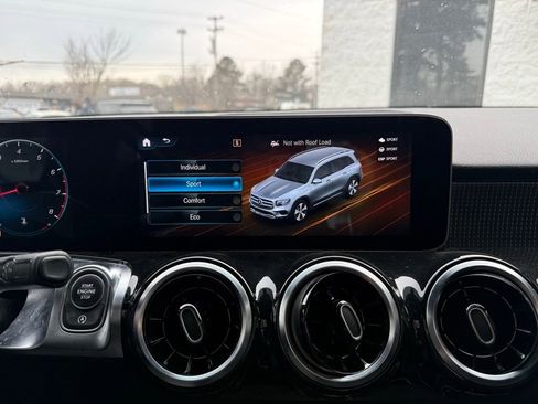 Used 2021 Mercedes-Benz GLB 250 4MATIC image 11