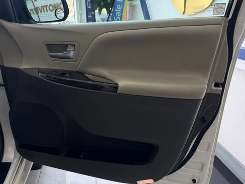 Used 2016 Toyota Sienna XLE w/ XLE Navigation Package FWD image 31