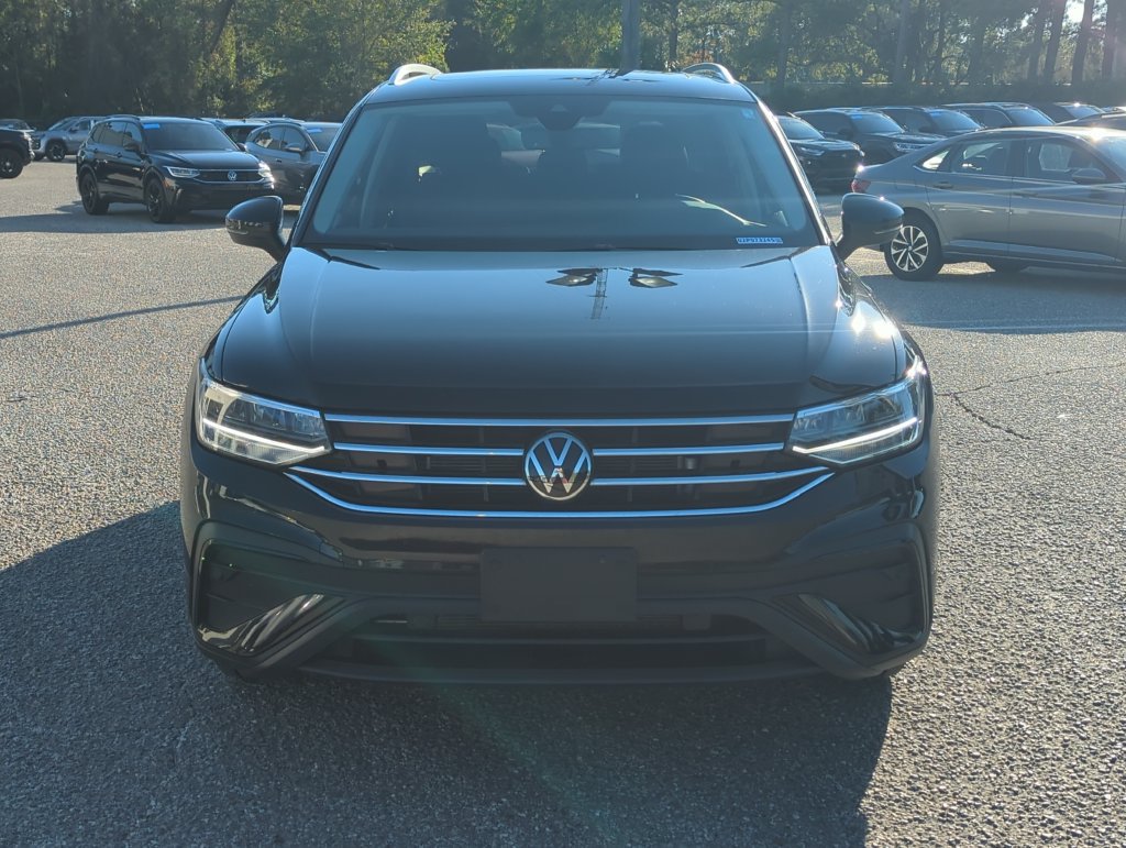 Used 2023 Volkswagen Tiguan SE w/ Panoramic Sunroof Package FWD image 9