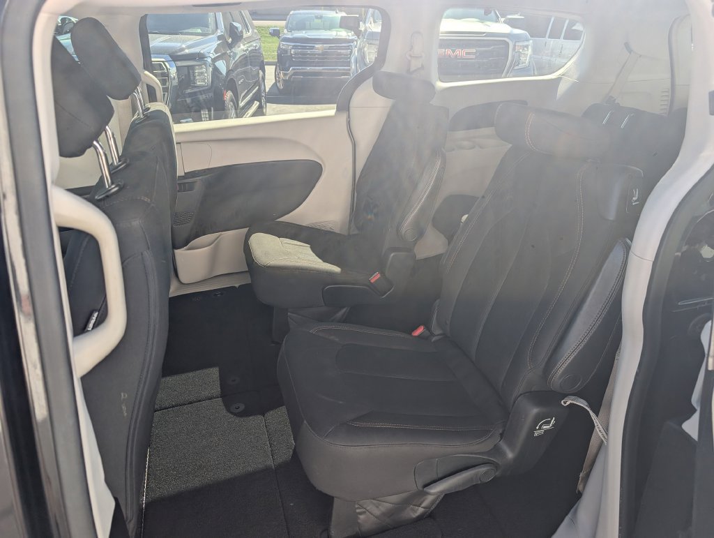 Used 2018 Chrysler Pacifica Touring FWD image 9