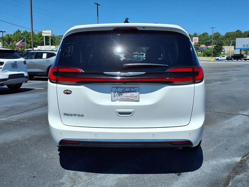 Used 2024 Chrysler Pacifica Touring-L FWD image 20