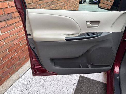 Used 2011 Toyota Sienna LE image 33