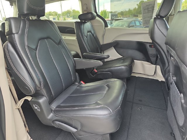 Used 2024 Chrysler Pacifica Touring-L FWD image 15