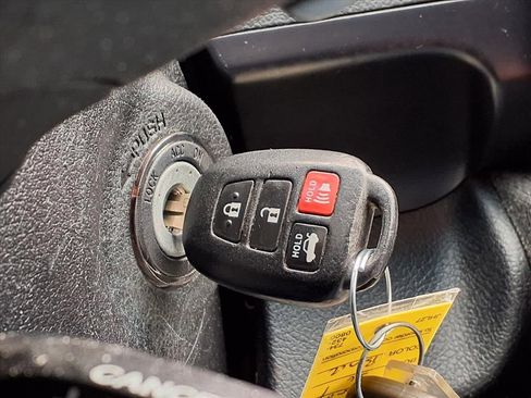 Used 2014 Toyota Camry L image 21