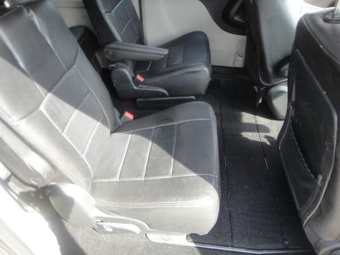 Used 2018 Dodge Grand Caravan SE w/ UConnect Hands-Free Group image 12