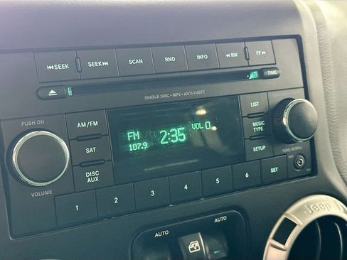 Used 2016 Jeep Wrangler Unlimited Rubicon image 14