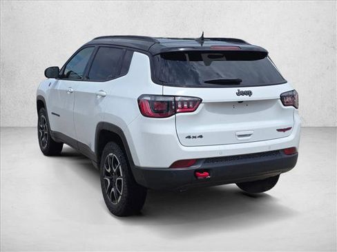Used 2025 Jeep Compass Trailhawk AWD/4WD image 7