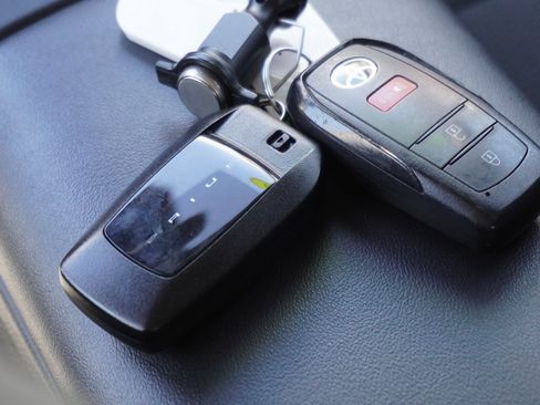 Used 2025 Toyota Prius LE FWD image 17