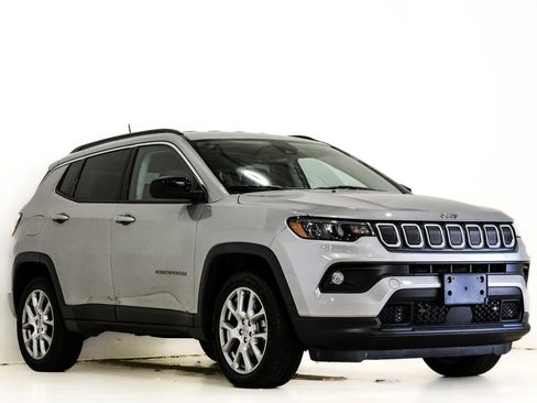 Used 2022 Jeep Compass Latitude image 1