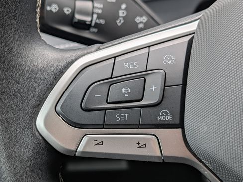 Certified 2025 Volkswagen Tiguan SE w/ Panoramic Sunroof Package AWD/4WD image 30