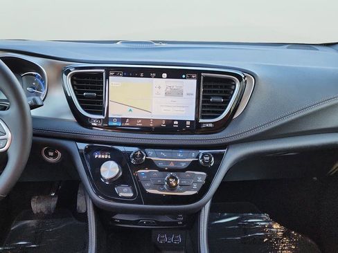 Used 2025 Chrysler Pacifica Pinnacle image 12