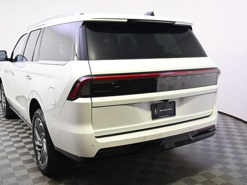New 2026 Lincoln Navigator Reserve AWD/4WD image 4