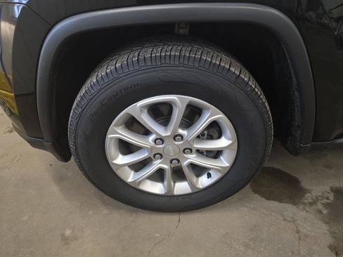 Used 2021 Jeep Grand Cherokee Laredo AWD/4WD image 30