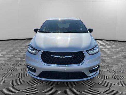 Used 2024 Chrysler Pacifica Touring-L image 2