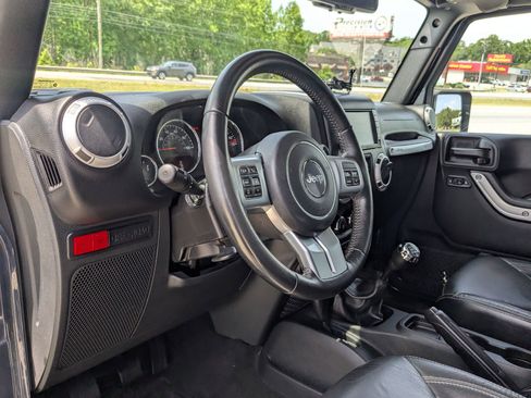 Used 2017 Jeep Wrangler Unlimited Rubicon w/ Max Tow Package AWD/4WD image 12