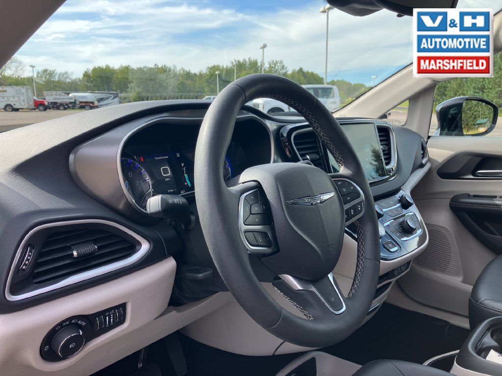 Used 2024 Chrysler Pacifica Touring-L FWD image 11
