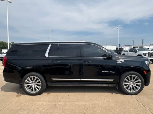 Used 2023 GMC Yukon XL Denali AWD/4WD image 2