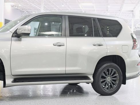 Used 2023 Lexus GX 460 Premium w/ Accessory Package AWD/4WD image 3