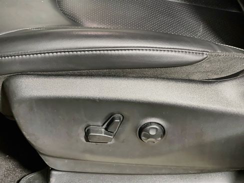Used 2023 Chrysler Pacifica Touring-L FWD image 15