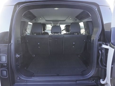 New 2026 Land Rover Defender 110 X-Dynamic SE image 31