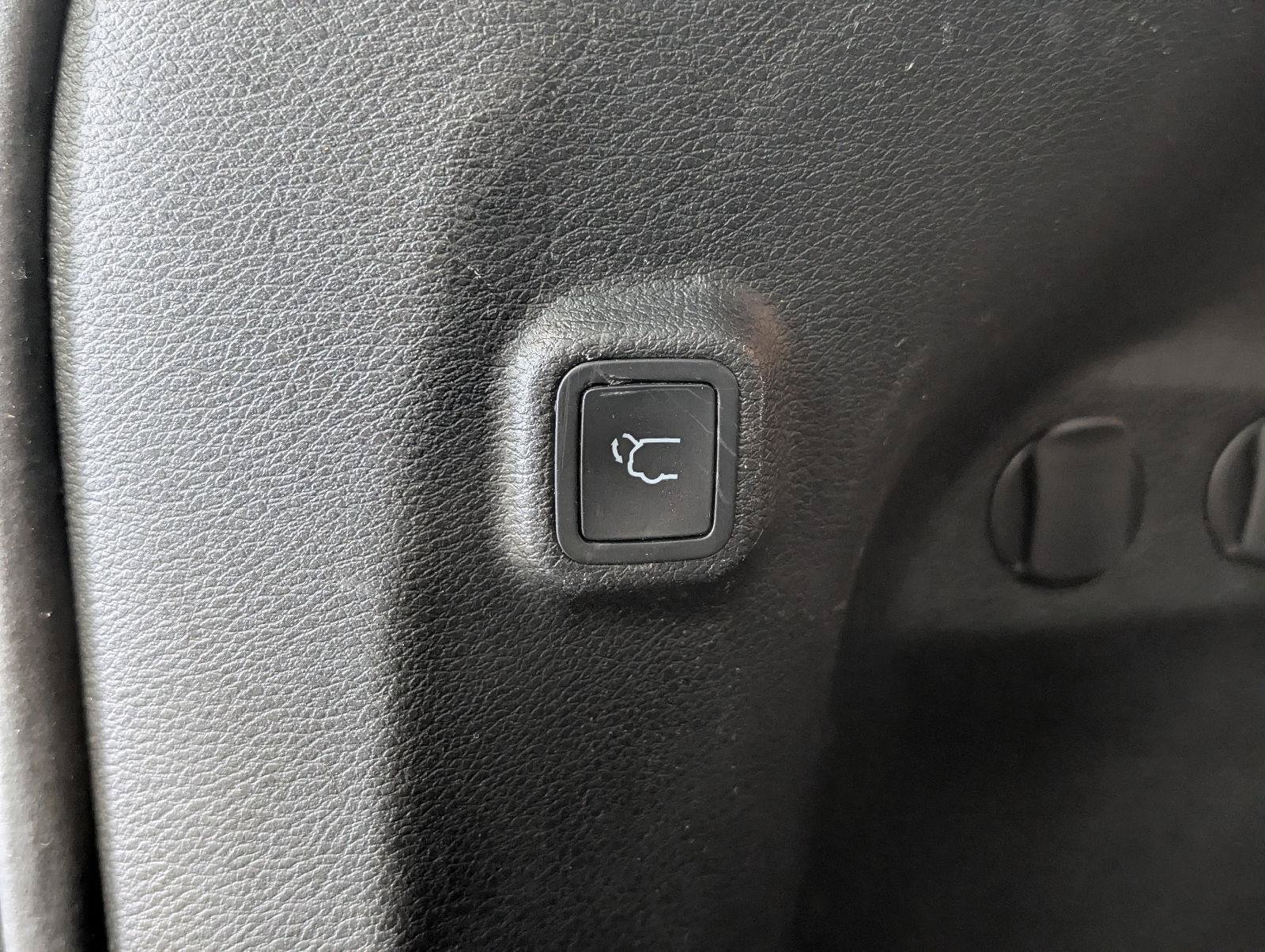Used 2019 Jeep Cherokee Limited FWD image 46