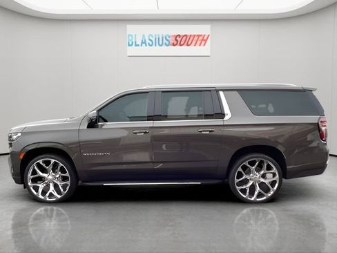 Used 2021 Chevrolet Suburban LT w/ Luxury Package image 6