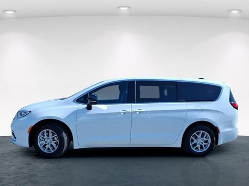 New 2026 Chrysler Pacifica Select image 5