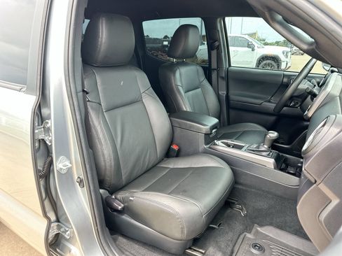 Used 2022 Toyota Tacoma TRD Off-Road AWD/4WD image 24