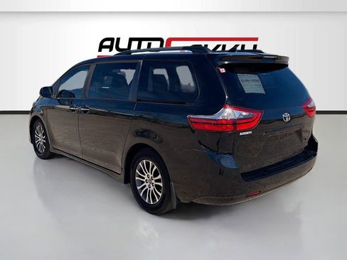 Used 2020 Toyota Sienna XLE w/ XLE Navigation Package FWD image 5