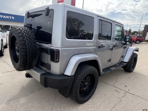 Used 2015 Jeep Wrangler Unlimited Sahara w/ Dual Top Group AWD/4WD image 7
