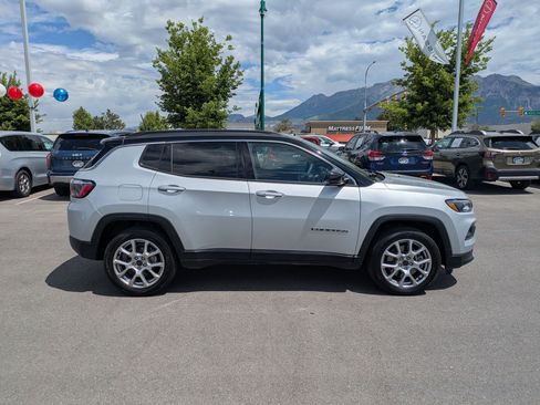 Used 2025 Jeep Compass Limited AWD/4WD image 2