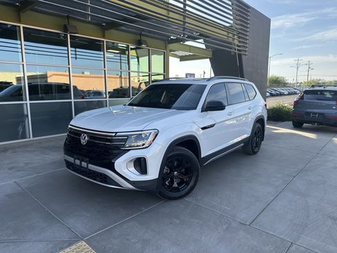 Used 2024 Volkswagen Atlas Peak Edition SEL image 1