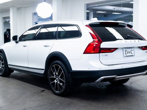 Used 2017 Volvo V90 T6 Cross Country image 4