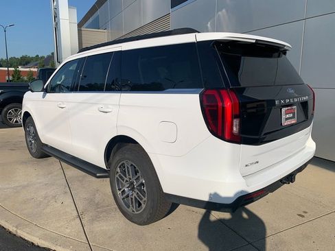 Used 2025 Ford Expedition Active AWD/4WD image 3