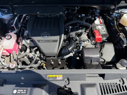 Used 2024 Toyota Highlander XLE FWD image 24