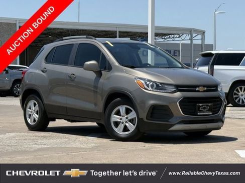 Used 2022 Chevrolet Trax LT w/ LT Convenience Package FWD image 2