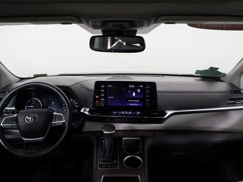 Used 2024 Toyota Sienna XLE image 8