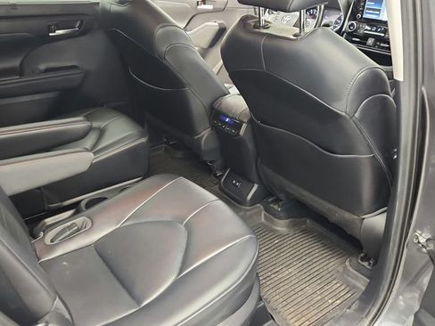 Used 2021 Toyota Highlander XLE FWD image 26